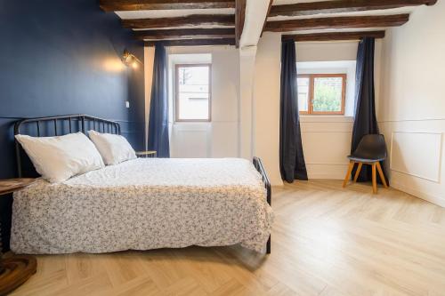 une chambre avec un lit, une fenêtre et une chaise dans l'établissement Maison avec spa proche Giverny, à Vétheuil