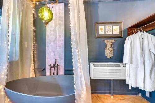 Ένα μπάνιο στο Community Perks Cozy Hideaway Near Beaver Lake