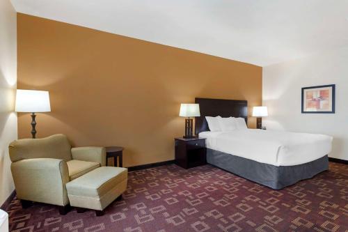 Ένα ή περισσότερα κρεβάτια σε δωμάτιο στο Best Western Plus Goliad Inn & Suites