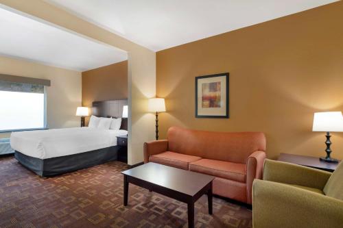 Ένα ή περισσότερα κρεβάτια σε δωμάτιο στο Best Western Plus Goliad Inn & Suites
