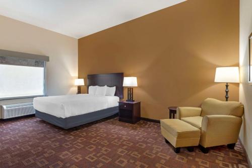Ένα ή περισσότερα κρεβάτια σε δωμάτιο στο Best Western Plus Goliad Inn & Suites