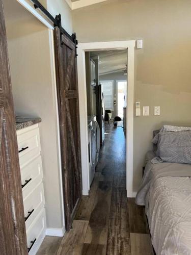 Katil atau katil-katil dalam bilik di Texoma Getaway - Tiny House on a Pharm