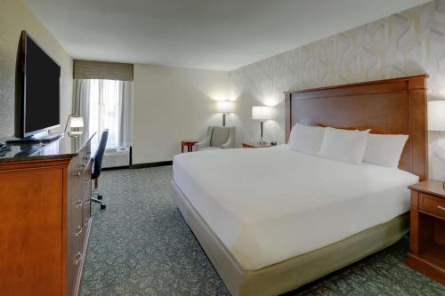 Drury Inn & Suites Charlotte University Place Image