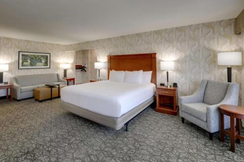 Drury Inn & Suites Charlotte University Place Image