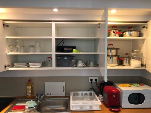 - une cuisine avec un plan de travail, un évier et un comptoir dans l'établissement Studyo cosy 400 metre sacre ceour, à Paris