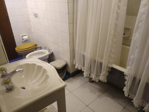 Un baño de casa de campo temporario