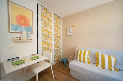 un petit salon avec un canapé et une table dans l'établissement Appartement tout equipe à coté de la Marseille Timone, à Marseille