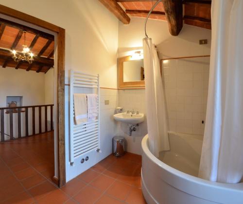 La salle de bains est pourvue d'une baignoire et d'un lavabo. dans l'établissement Villa Eugenio, à Cortone