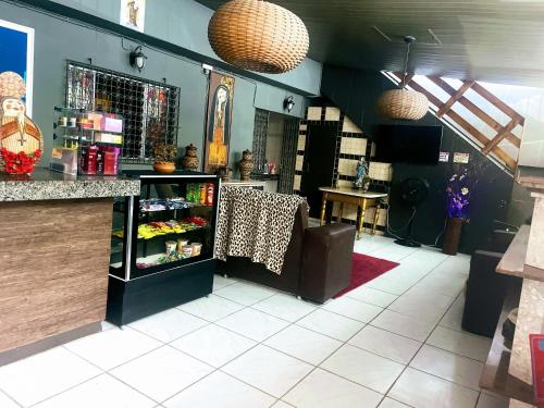 un restaurante con barra y nevera en Pousada Portobello, en Recife