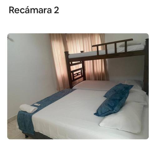 a bed with two bunk beds in a room at apartamento dúplex con piscina en el Rodadero in Rodadero