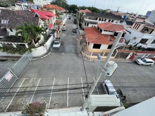 an aerial view of a street in a town at Hermoso apartamento #13 piso 3 in Machala