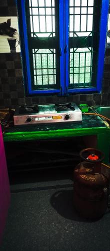 a room with a green counter and a window at Sai Baba homestay in Kanchipuram