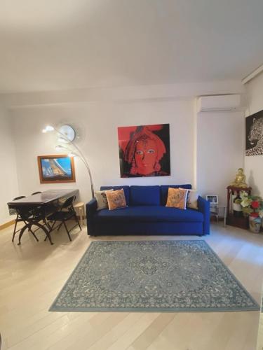 Posezení v ubytování Suite Apartment in MC Center, 5min walk to Casino & the Port and 1min from underground train station