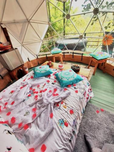 a room with a bed in a yurt at Allegro Eco Glamping in San Francisco