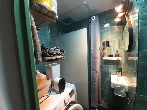 une petite salle de bain avec douche et toilettes dans l'établissement Résidence Melezets 1 - Studio pour 3 Personnes MAE-2001, à Modane