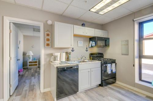 Kuchyň nebo kuchyňský kout v ubytování Updated Del Norte Apartment, Walk to Downtown!