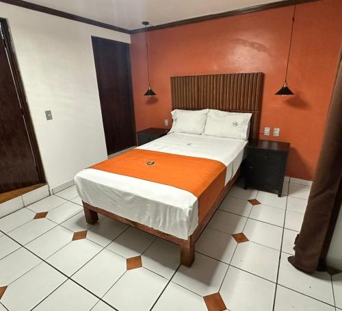 Una cama o camas en una habitación de HOTEL ZAPOTLAN