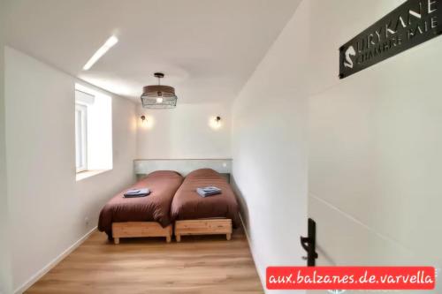 een slaapkamer met een bed in de hoek van een kamer bij Piscine intérieure privée chauffée spa toute lannee disponible minimum 2 nuits in Ploudaniel