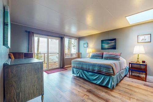 Tempat tidur dalam kamar di 10,000 Waves