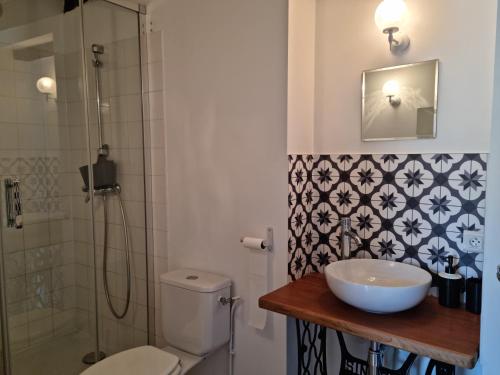 ein Badezimmer mit Toilette, Waschbecken und Dusche in der Unterkunft L 'Aupinouse Chambre double Pivoine avec salle d'eau privative in La Suze-sur-Sarthe