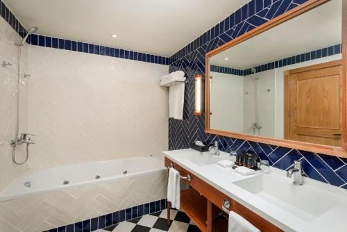 Un baño de Ocean el Faro Resort - All Inclusive