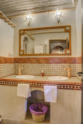 Un baño de Riad Jnane Ines