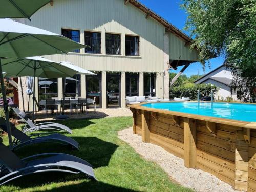 Der Swimmingpool an oder in der Nähe von Le Quai - Gîte atypique
