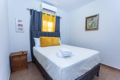 a bedroom with a bed with two towels on it at Casa 3 habitaciones Salida al Aeropuerto in San Pedro Sula