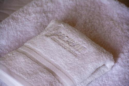 a white towel sitting on top of a bed at Pachakuti Eco-vida Hotel in Caicedonia