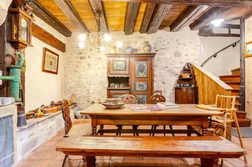 une salle à manger avec une table et des chaises en bois dans l'établissement Gite Chez Marcel, à Riquewihr