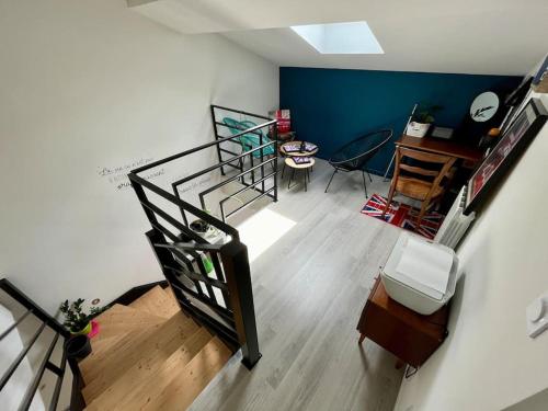 - un salon avec des toilettes et une table dans l'établissement Charmant appartement à Roanne, à Roanne