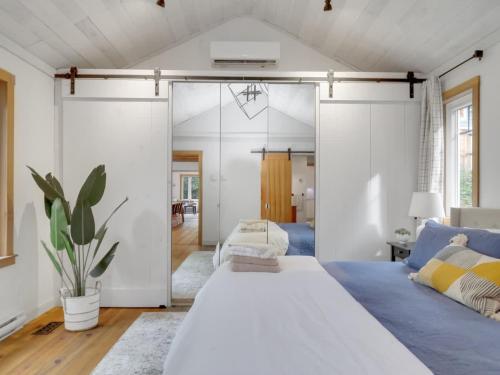 Postel nebo postele na pokoji v ubytování La Chataigne - Wilderness waterfront escape