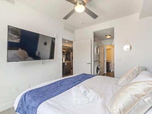 Postel nebo postele na pokoji v ubytování Apt in Heart of SLC - King Bed - Gym - Smart TV