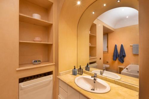a bathroom with a sink and a mirror at Unico Luxury Living in Como, Famiglie e gruppi in Como