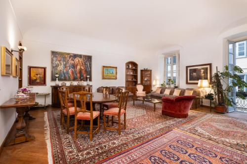 a living room with a table and chairs at Unico Luxury Living in Como, Famiglie e gruppi in Como