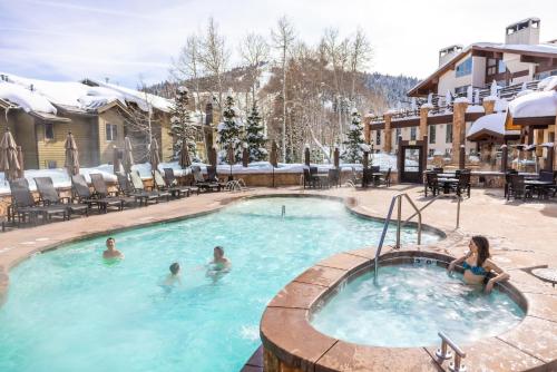 Der Swimmingpool an oder in der Nähe von Stein Eriksen Lodge Deer Valley