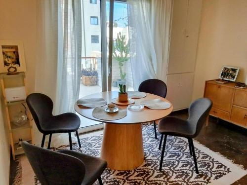 Χώρος καθιστικού στο Midcentury Modern Apartment