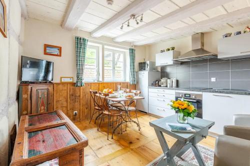 une cuisine avec une table et une salle à manger dans l'établissement Gite Chez Marianne, à Riquewihr