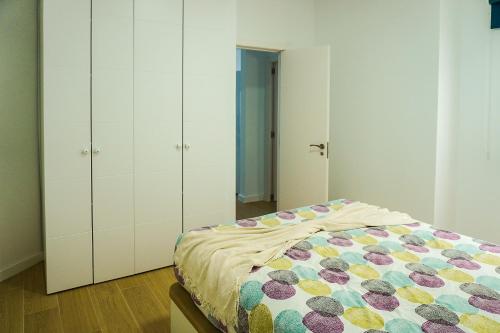 a bedroom with white cabinets and a bed at Apartamento frente al mar in Puertito de Güímar