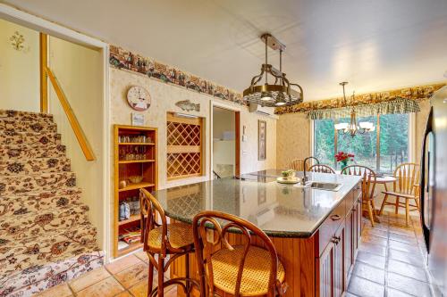Dapur atau dapur kecil di Darrington Home on River with Mountain Views