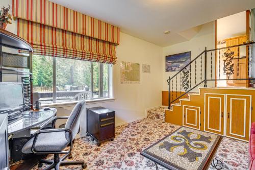 Ruang duduk di Darrington Home on River with Mountain Views