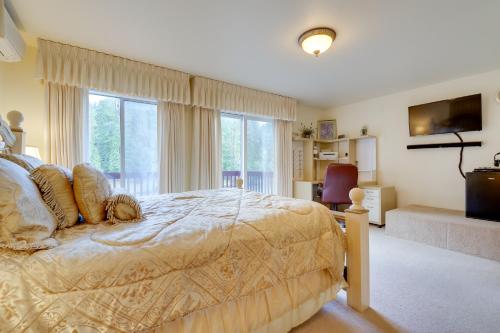 Televisyen dan/atau pusat hiburan di Darrington Home on River with Mountain Views