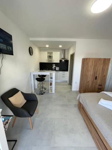 Modern Studio Apartment Tome with Terrace, Free Parking & Wi-Fi, Zadar