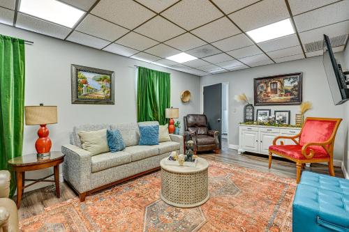 Χώρος καθιστικού στο 8 Mi to Tarpon Springs Sponge Docks Home with Grill