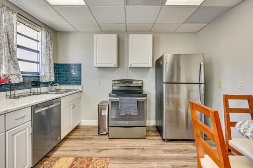 Η κουζίνα ή μικρή κουζίνα στο 8 Mi to Tarpon Springs Sponge Docks Home with Grill