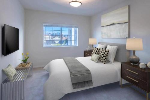 a bedroom with a large bed and a window at Holiday in LA - 1br with Free parking, Laundry, Pool in Los Angeles