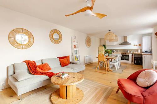 un salon avec un canapé et une table dans l'établissement Gite See You Soon - Maison de ville Roots, à Sélestat