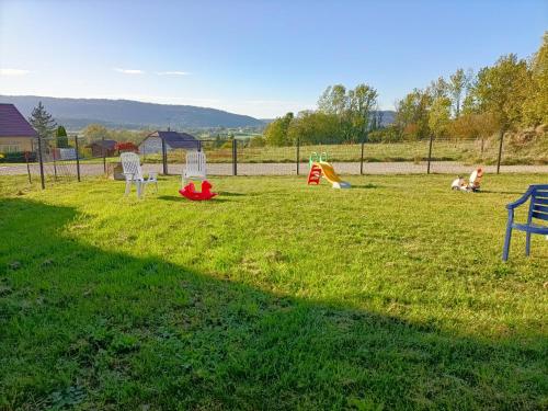 a park with children playing in the grass at a patornay maison in Patornay