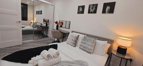 Postel nebo postele na pokoji v ubytování Abbey Corner By Nivaas-Located in the heart of the city centre-5 minute walk to train station-20 minutes to London via train