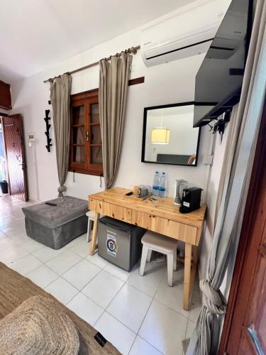a room with a desk and a television in it at GaliniCafe22-suites in Kakopetria
